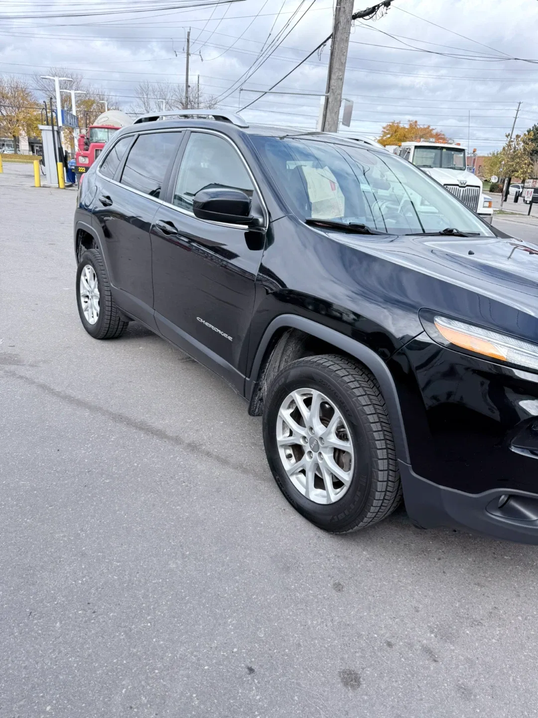 2017 Black Jeep Cherokee image indicator(5)