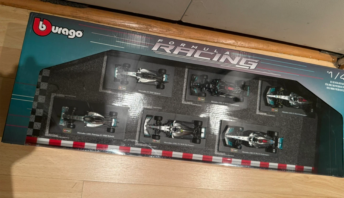 Burago Formula Racing 1/43 Die-Cast Car Set - photo 3