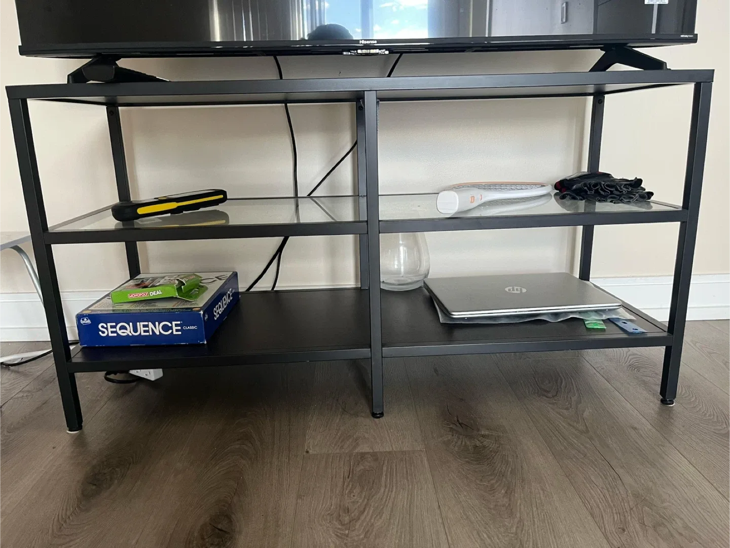 HISENSE Smart TV with stand image indicator(3)