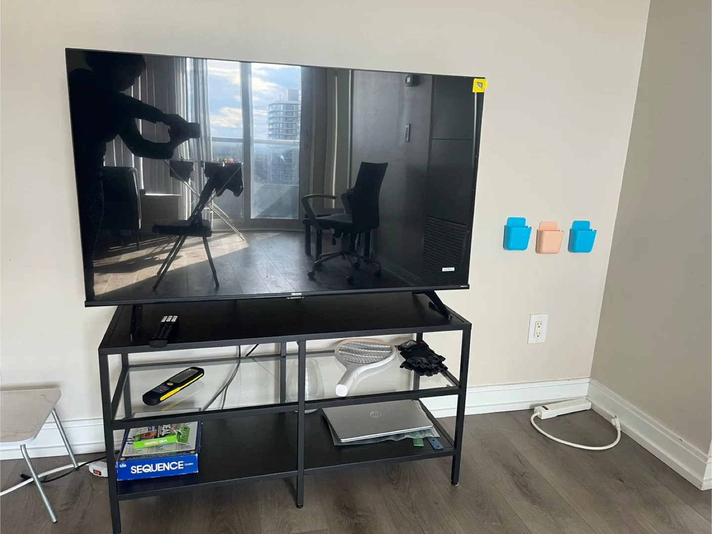 HISENSE Smart TV with stand image indicator(2)