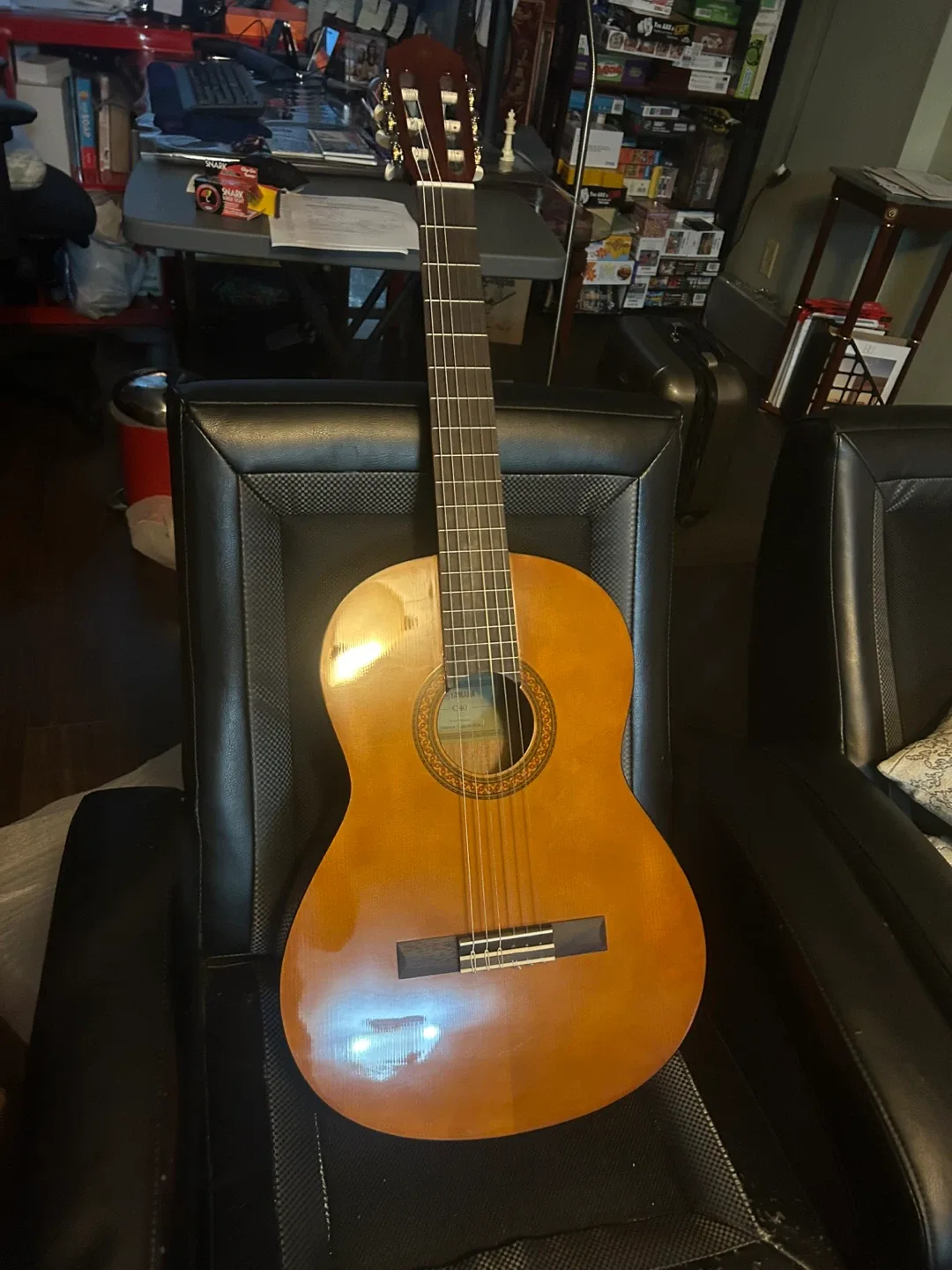 Yamaha c40 acoustic guitar image indicator(2)