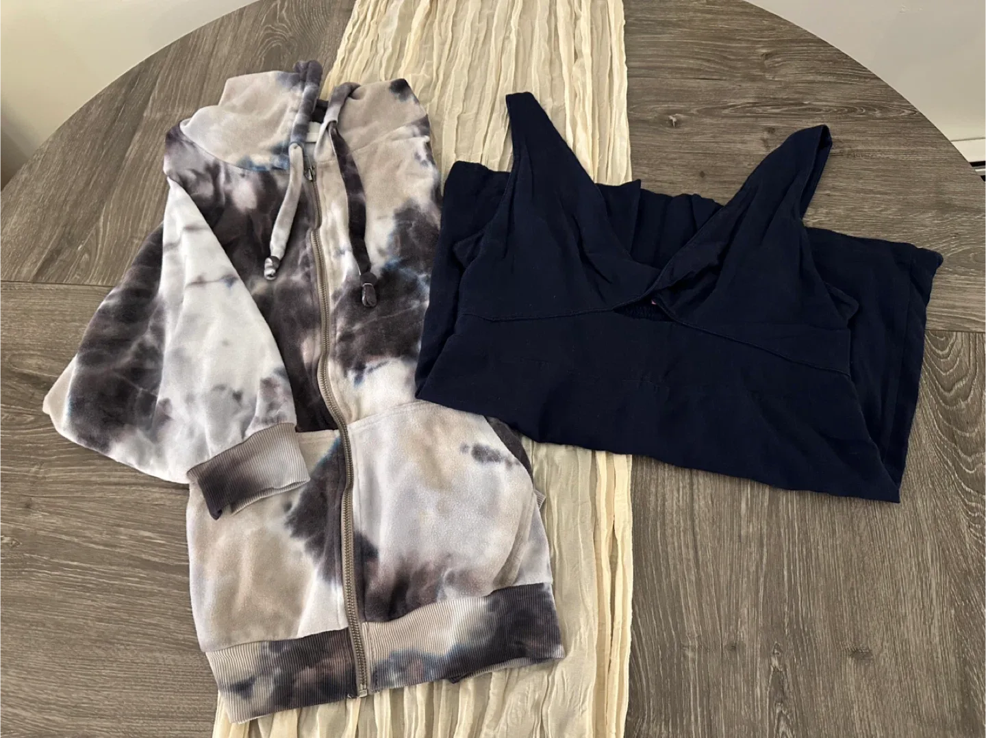 💫 Cozy Women’s Clothing Bundle – Jackets, Tops, Pants, and Scarf image indicator(2)