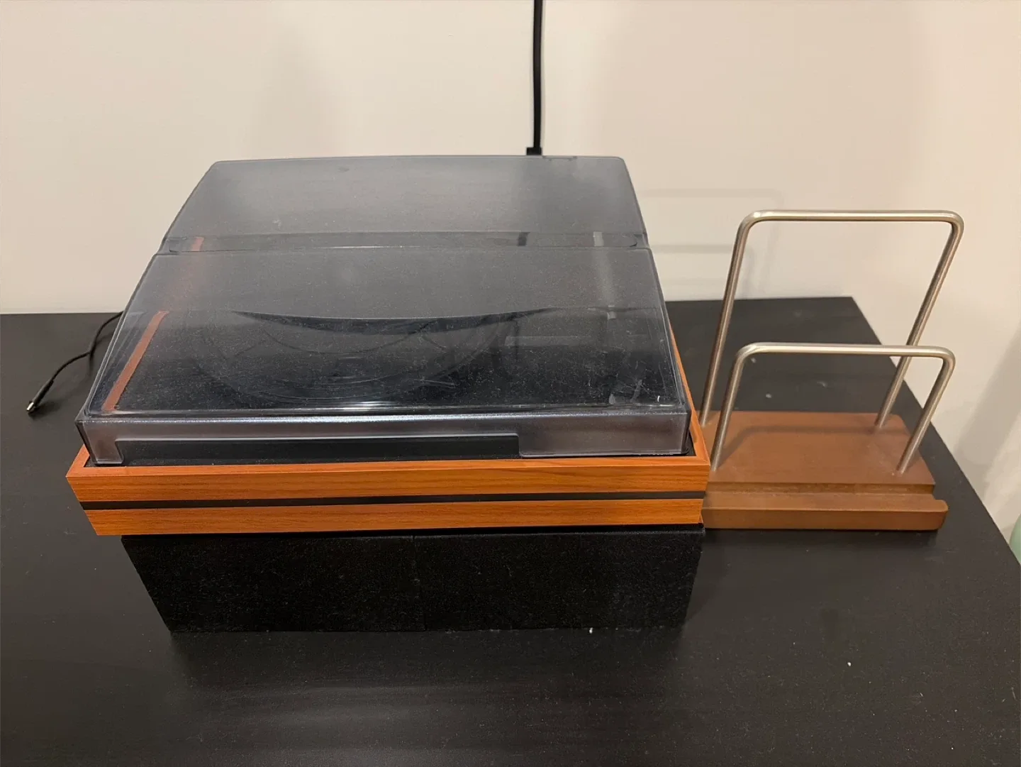 Vinyl turntable player with speakers image indicator(2)