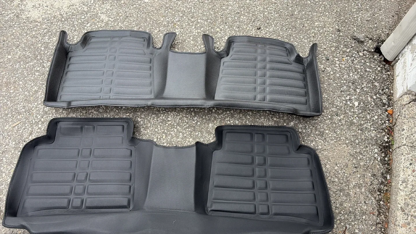Custom Winter car mats and seat covers image indicator(3)