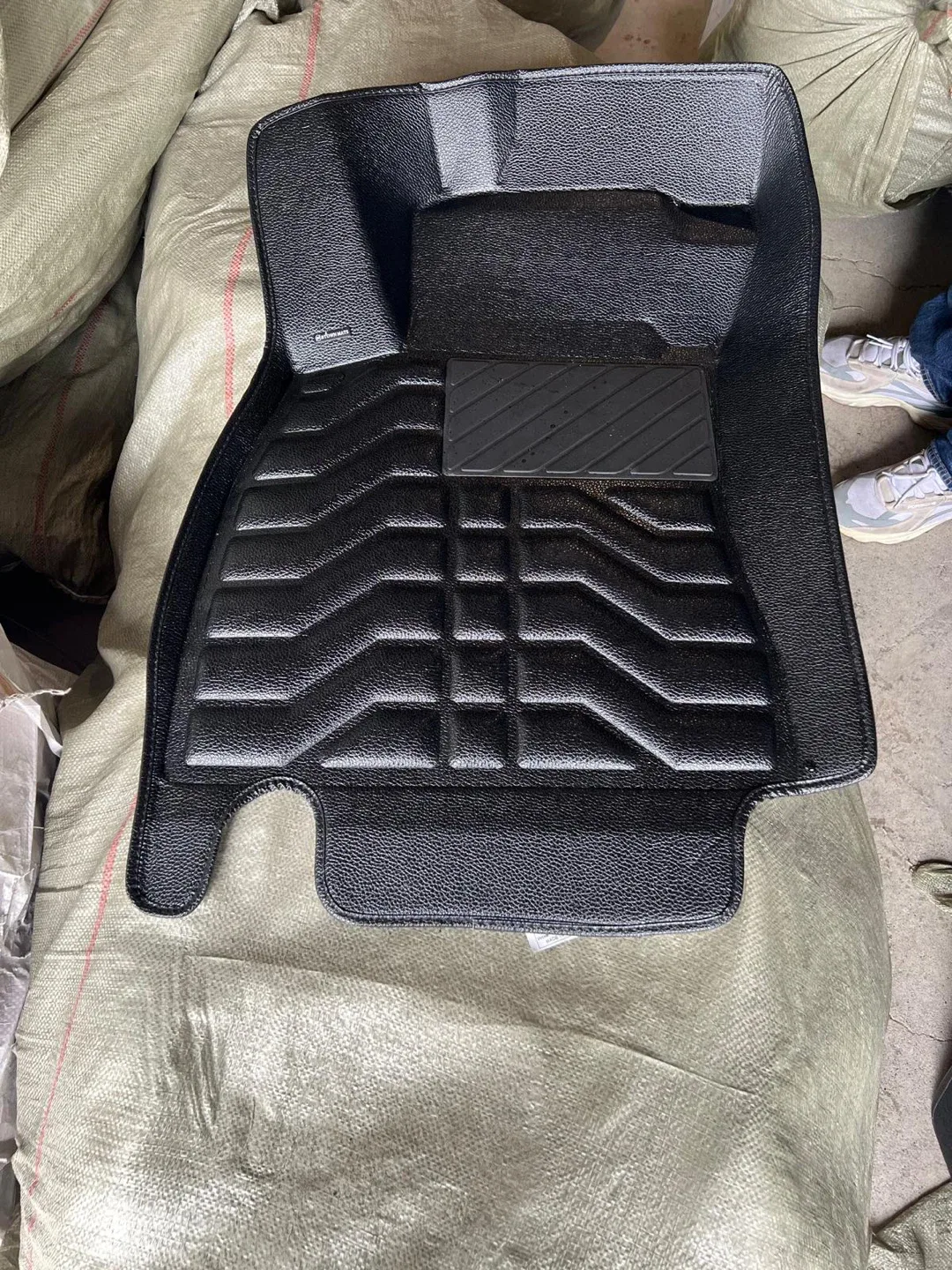 Custom Winter car mats and seat covers image indicator(7)
