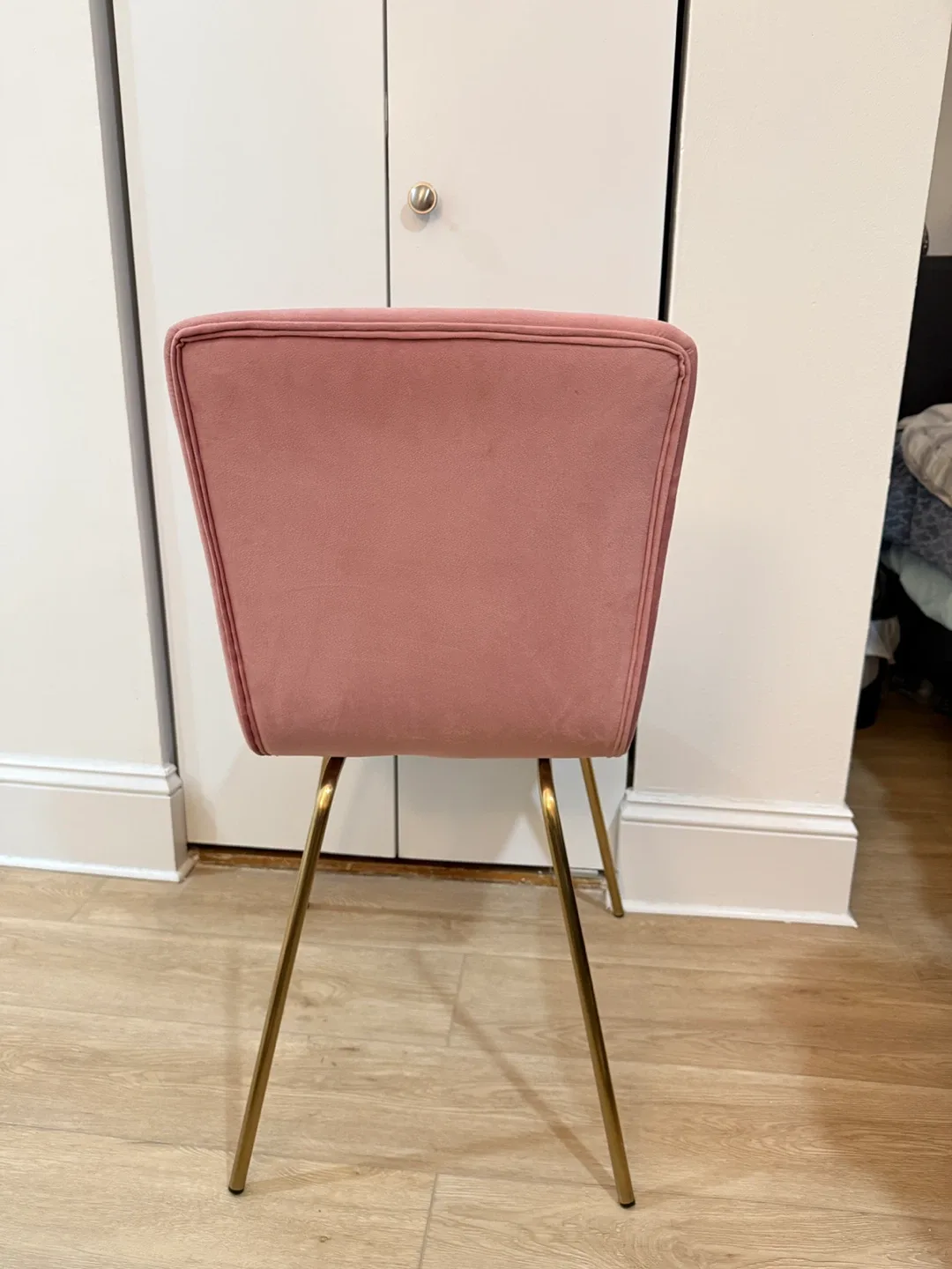 Pink Velvet Chair image indicator(2)