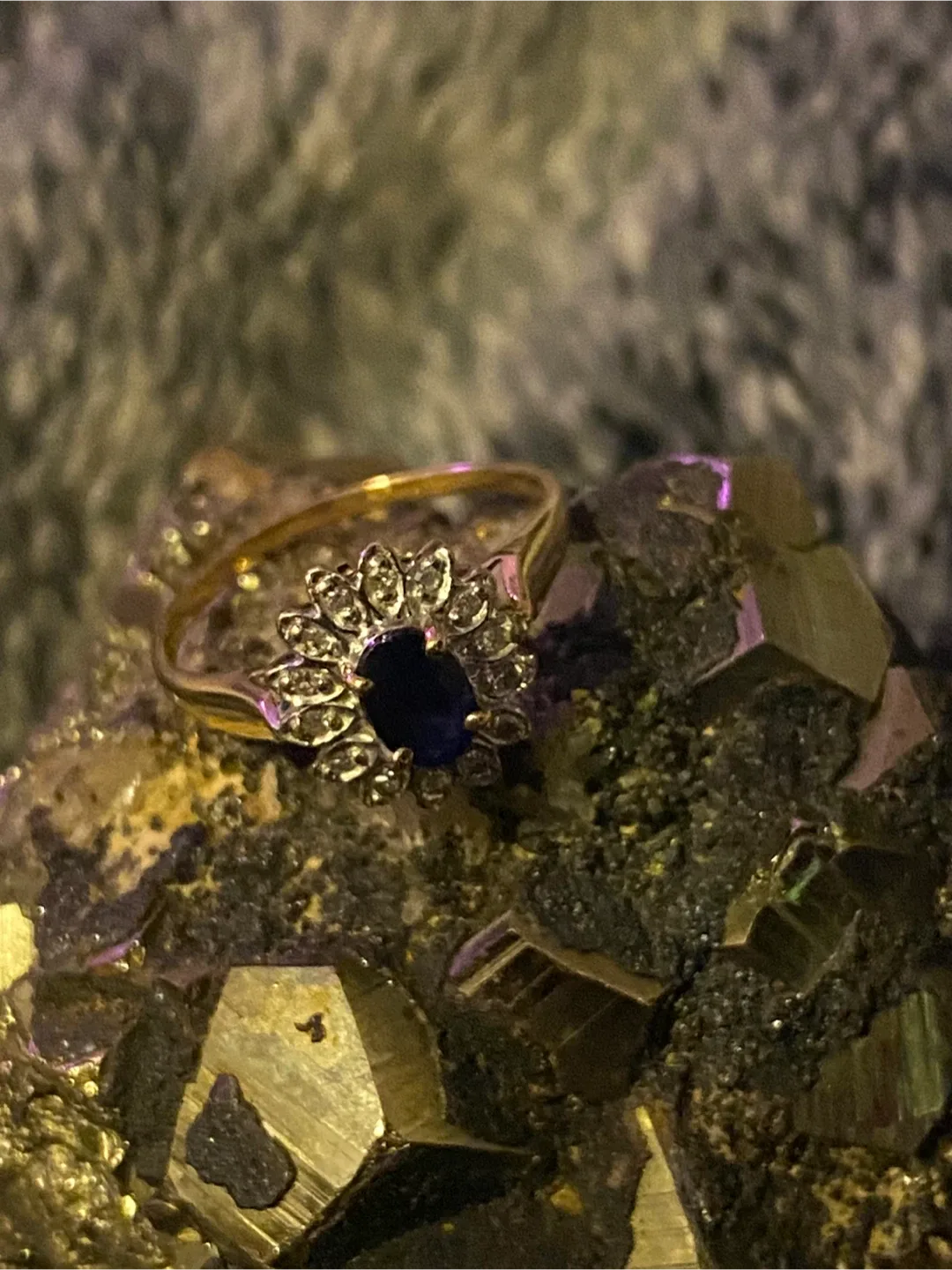 Gold Ring with Sapphire and Diamonds image indicator(2)