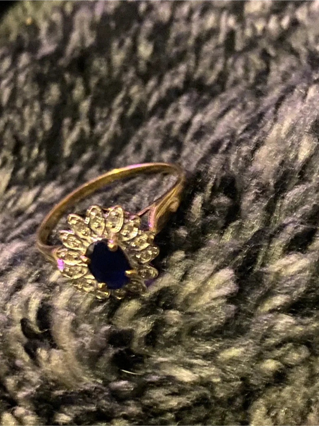 Gold Ring with Sapphire and Diamonds image indicator(4)