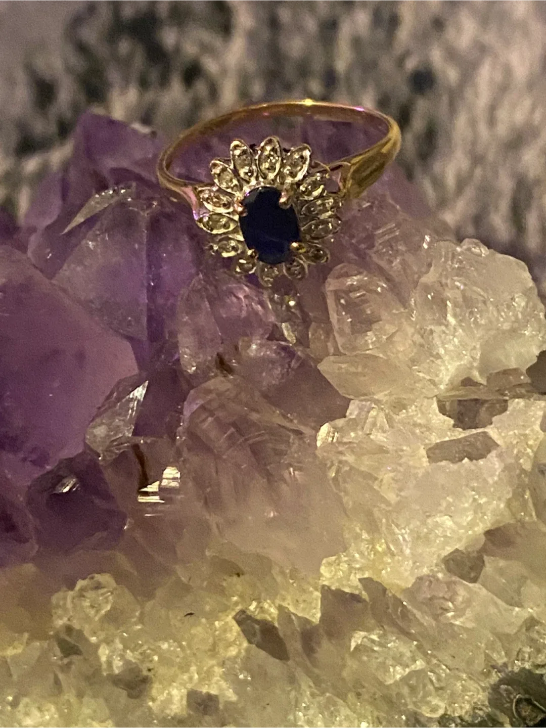 Gold Ring with Sapphire and Diamonds image indicator(3)