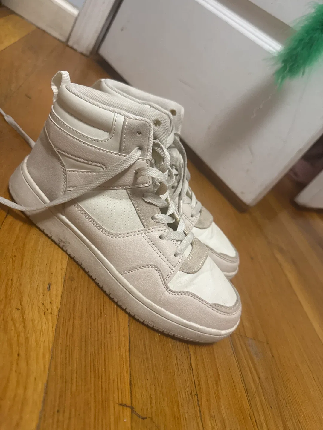 White High-Top Sneakers image indicator(3)