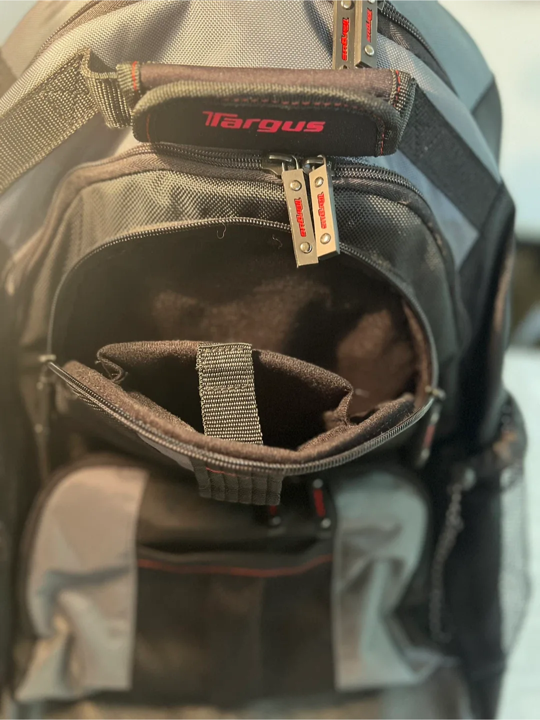 Targus Rolling Backpack image indicator(2)