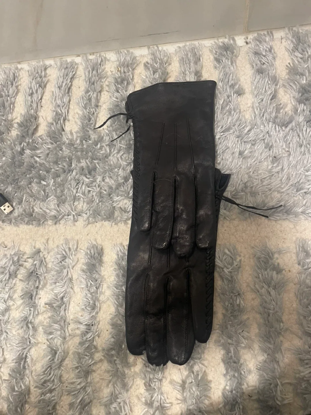 Black Leather Gloves image indicator(2)