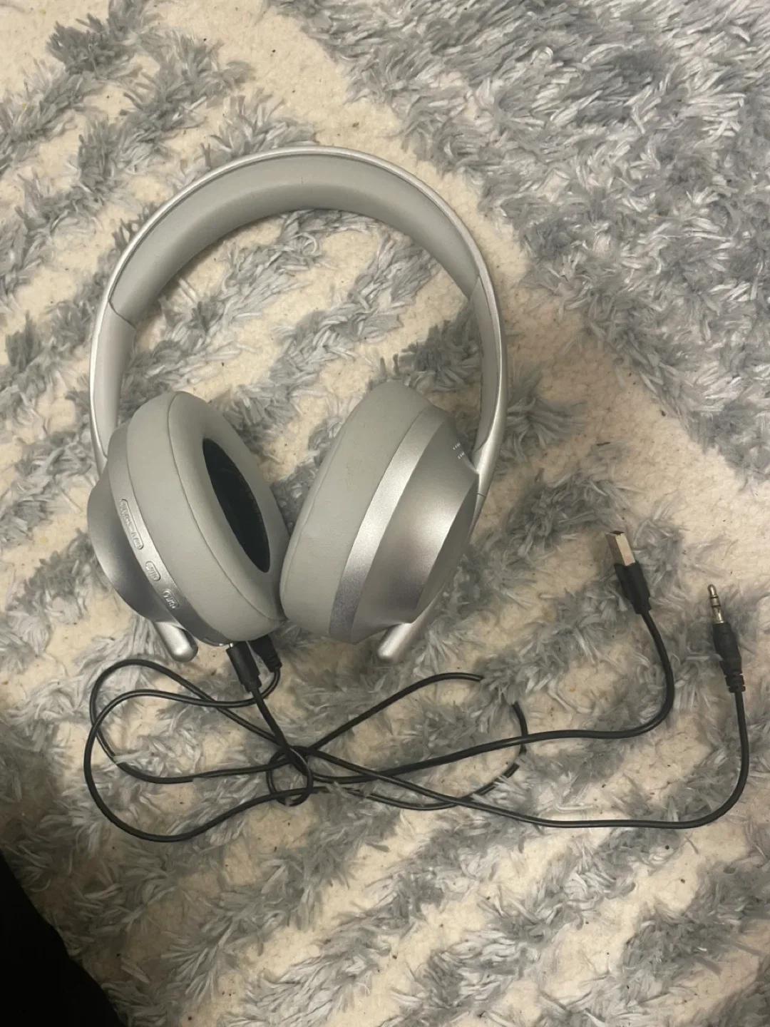 SimplyTech Silver Headphones image indicator(4)