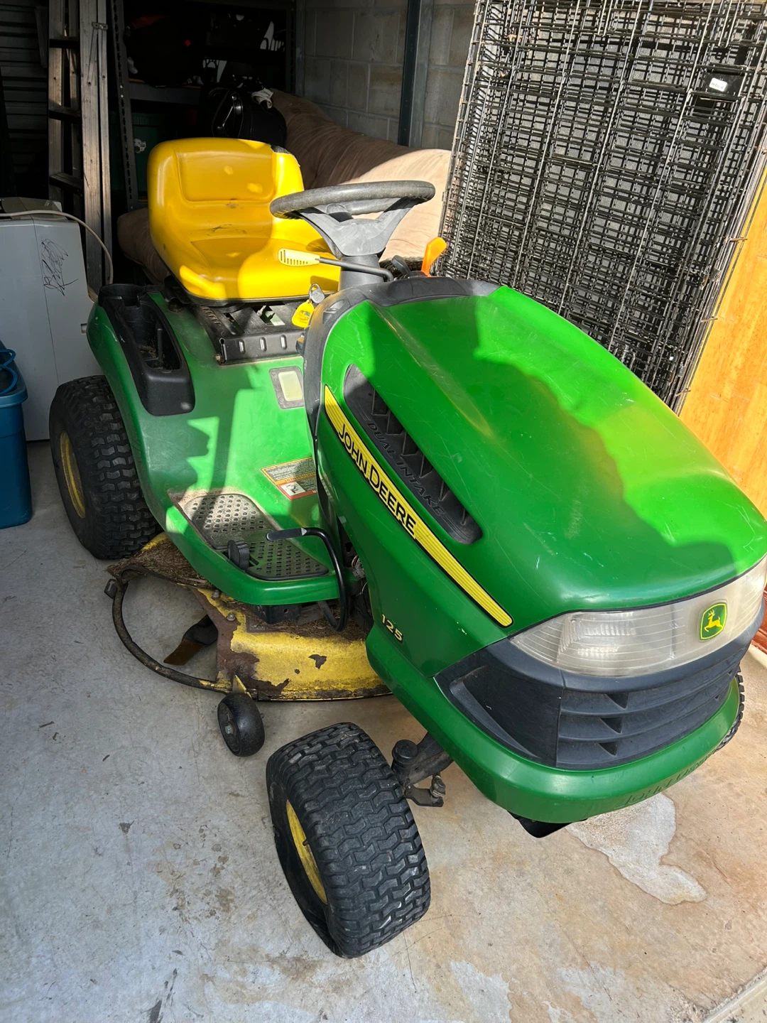 John Deere 100 Riding Lawn Mower