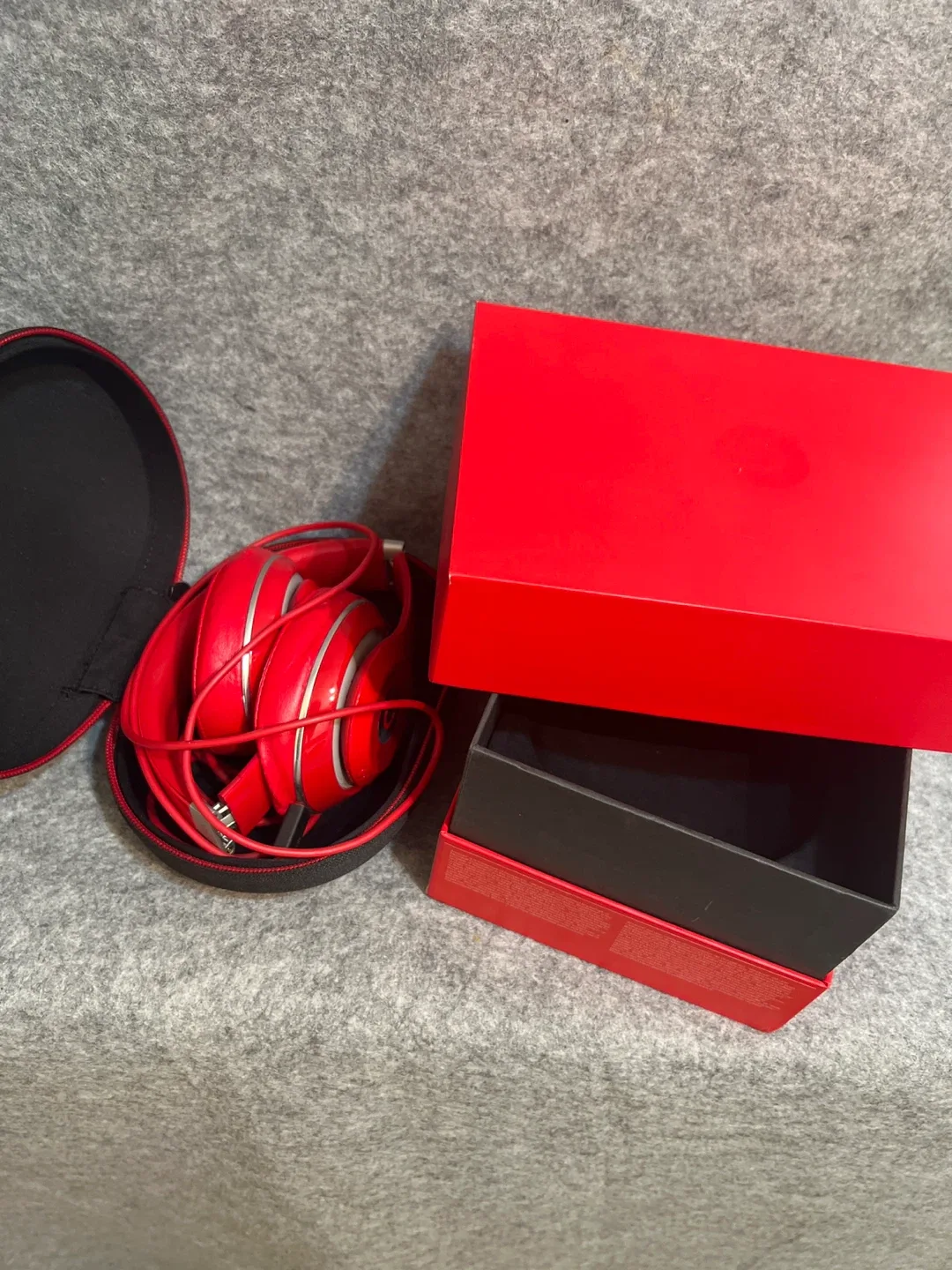 Beats by Dr. Dre Solo Red Headphones image indicator(2)