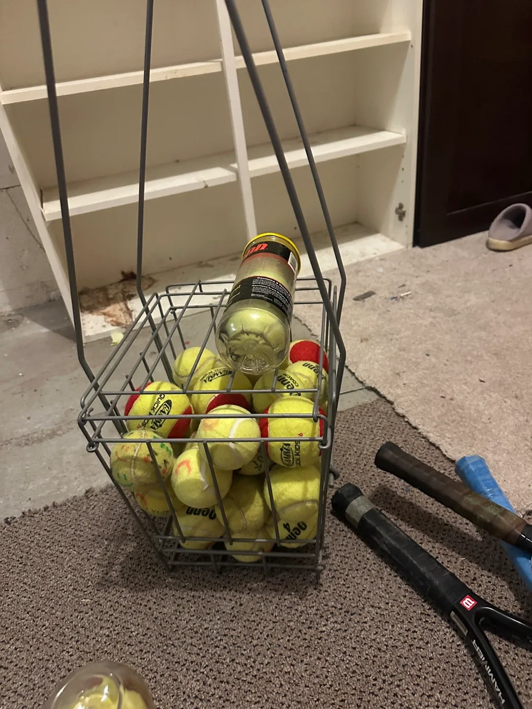 Tennis Ball Basket with Penn & Wilson Balls image indicator(3)