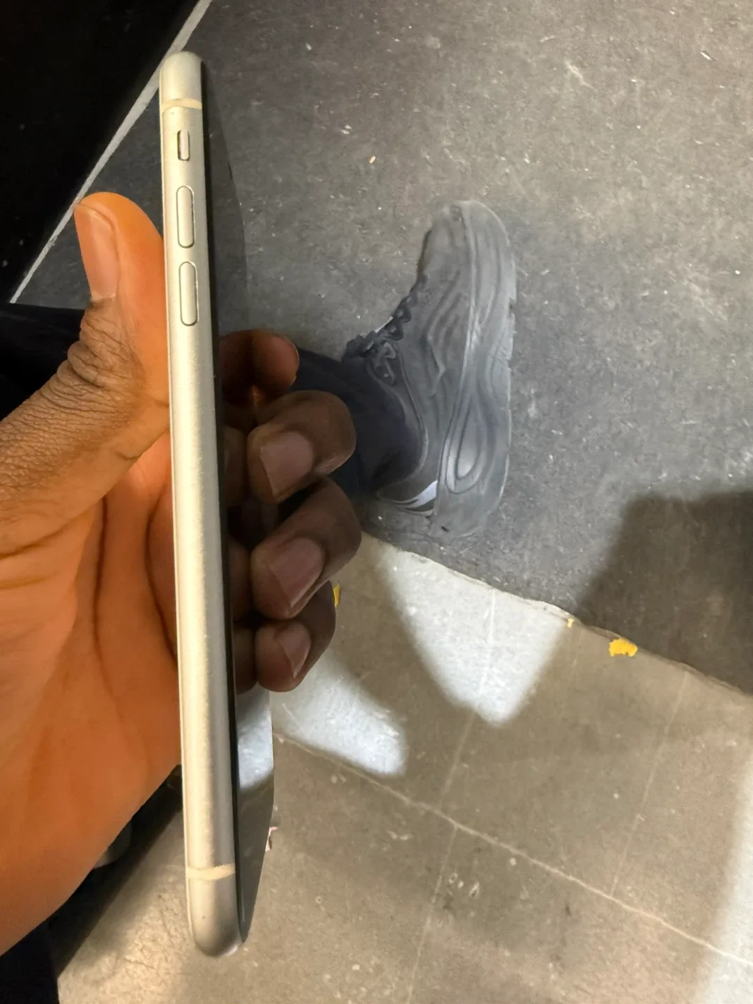 Apple iPhone 11 - 128GB - White image indicator(3)