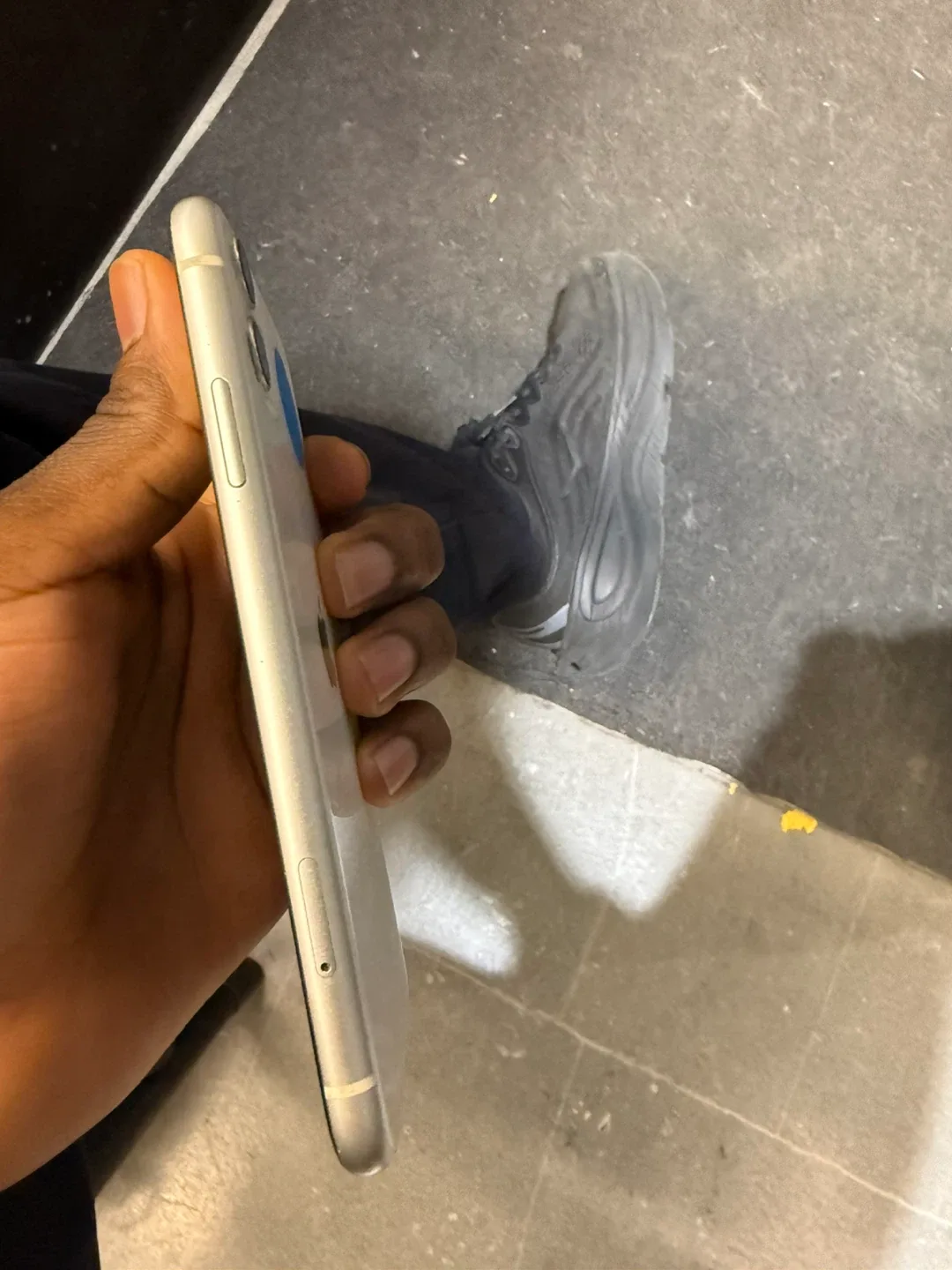 Apple iPhone 11 - 128GB - White image indicator(4)