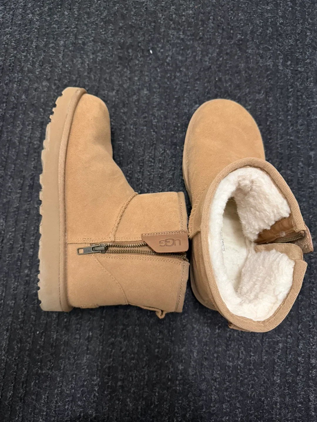 UGG Classic Mini Side Zip Boot - Size 7 image indicator(3)