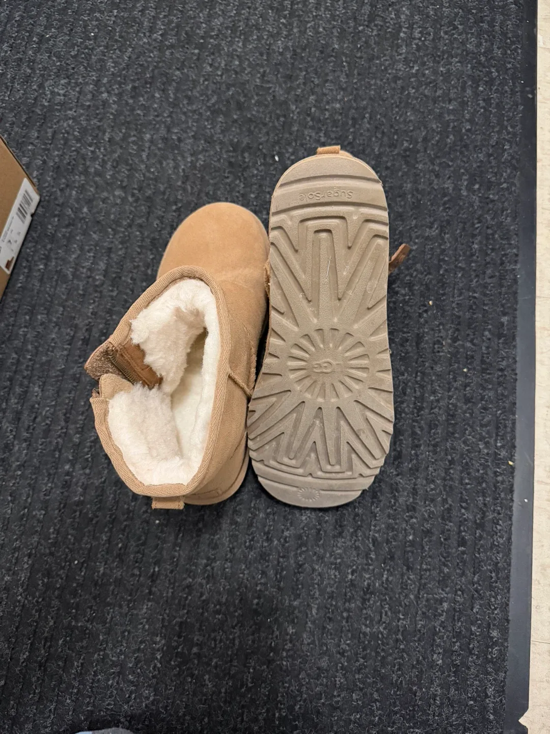 UGG Classic Mini Side Zip Boot - Size 7 image indicator(5)