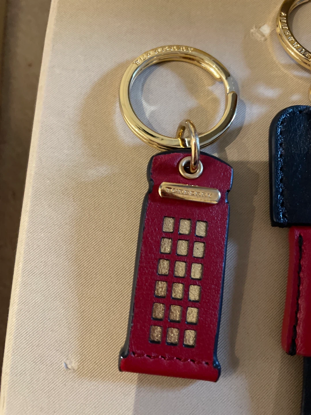 Burberry Keychains - Bus, Soldier, Phone Booth - photo 2