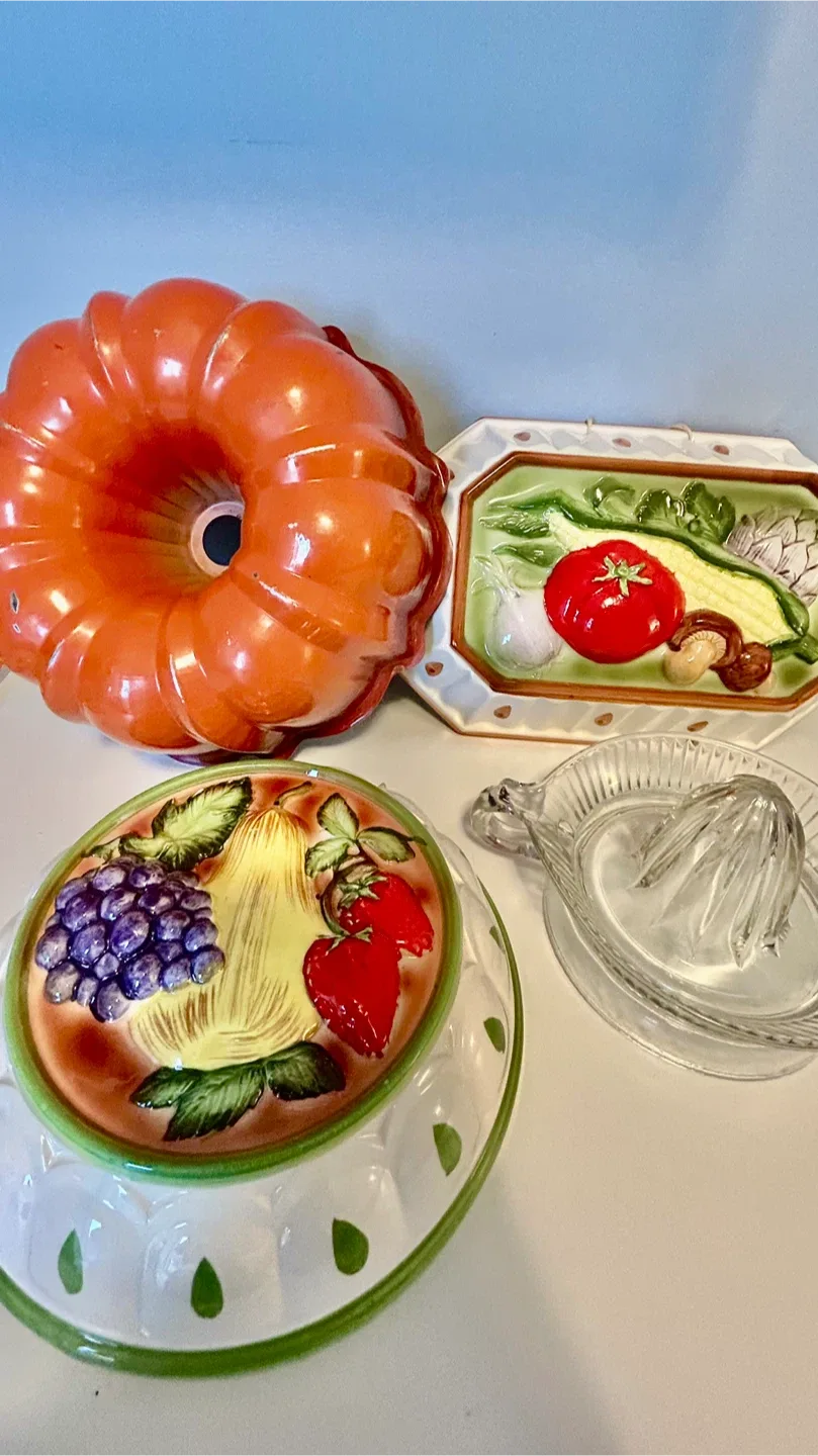 Vintage Kitchenware Bundle image indicator(2)