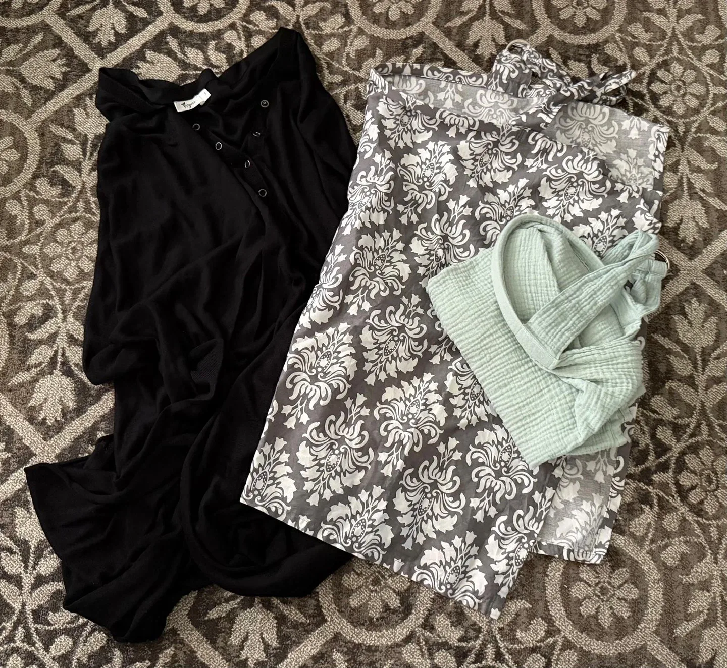 20 Muslin Baby Swaddle Blankets & 3 Nursing covers image indicator(2)