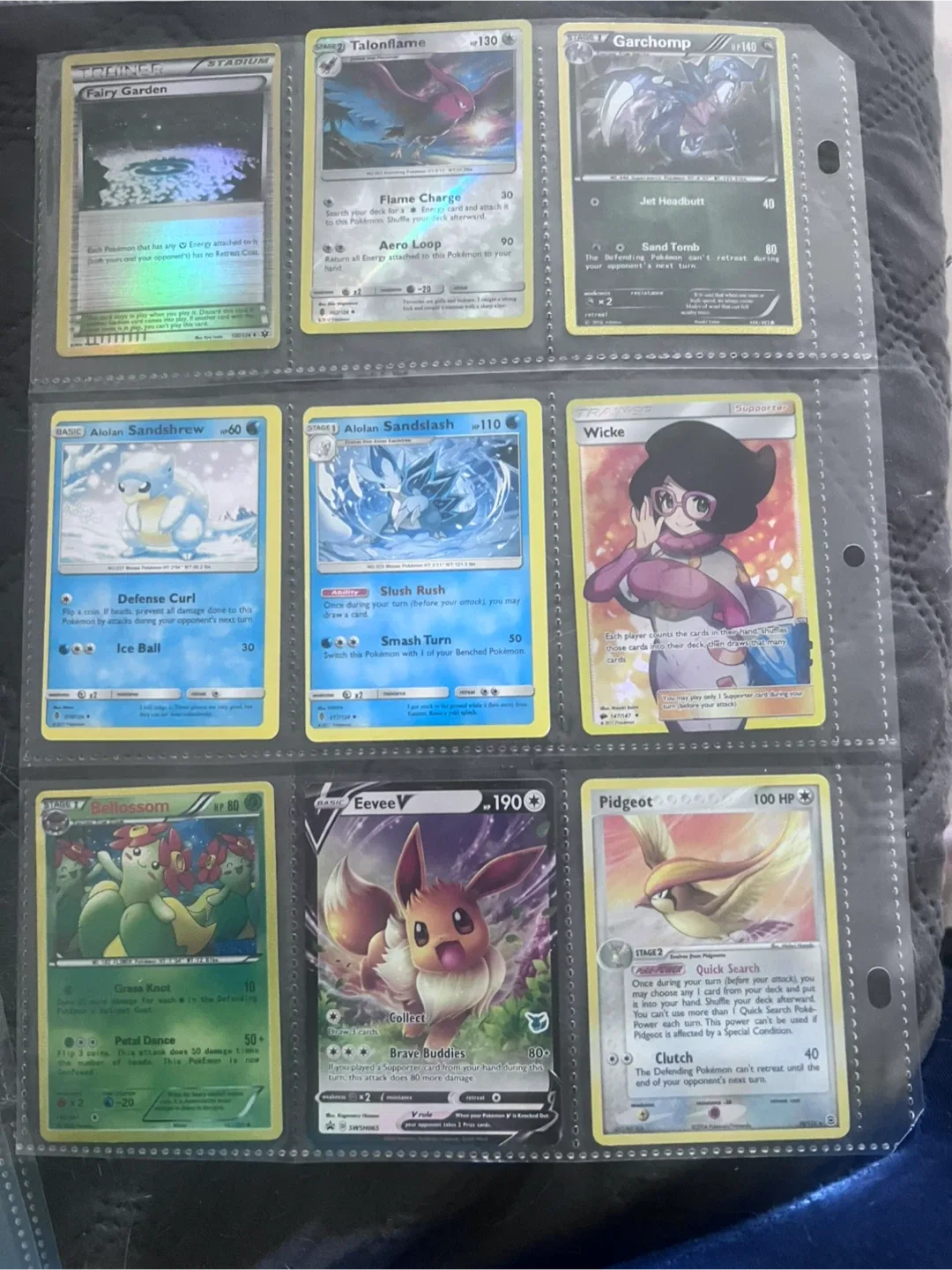 Pokémon Trading Cards Lot image indicator(4)