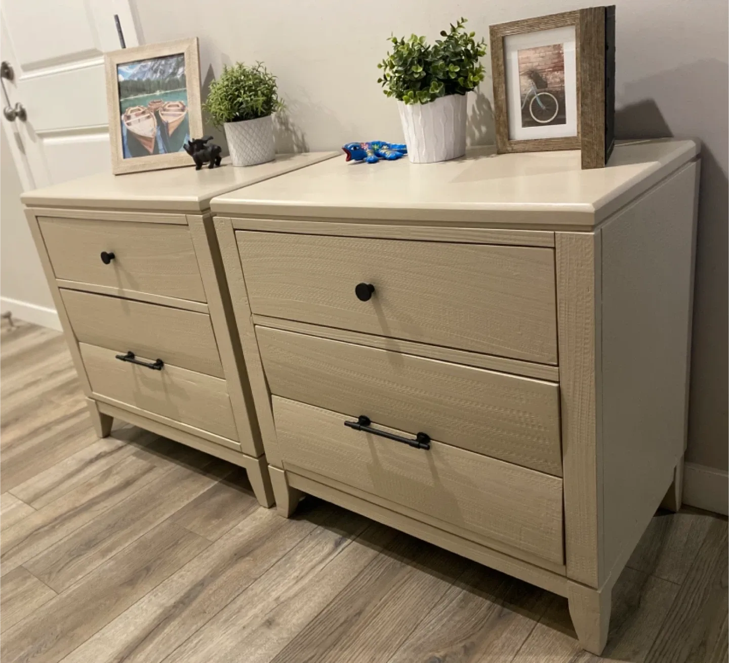 Hardwood King Nightstands Taupe & Black image indicator(6)