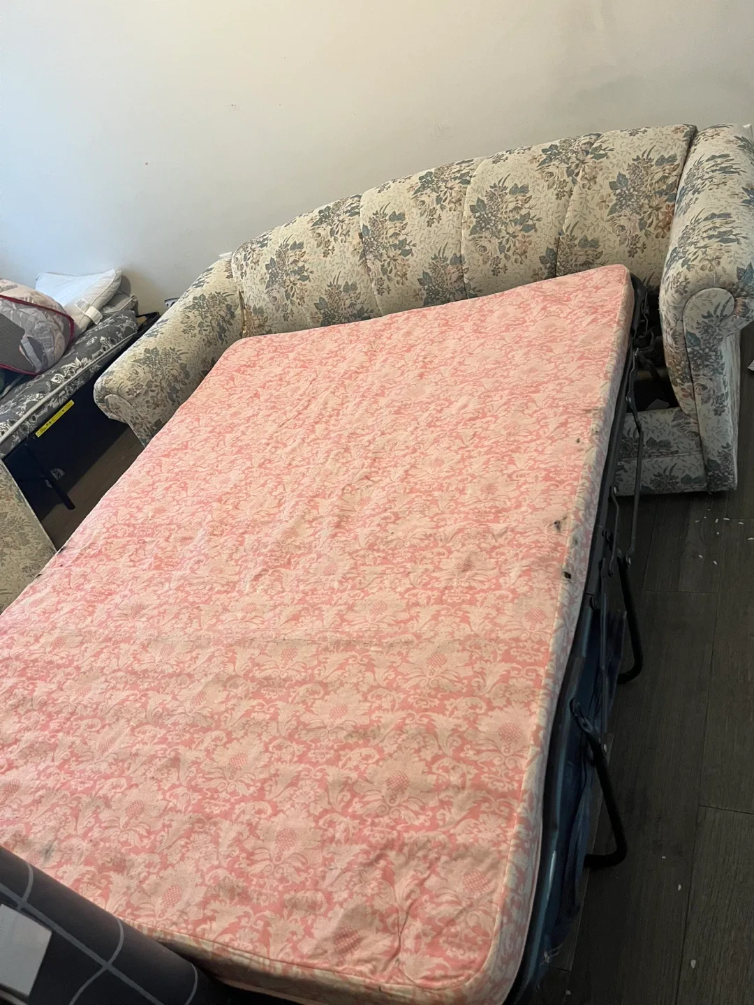 Floral Sofa Bed - Perfect for Guests! image indicator(2)