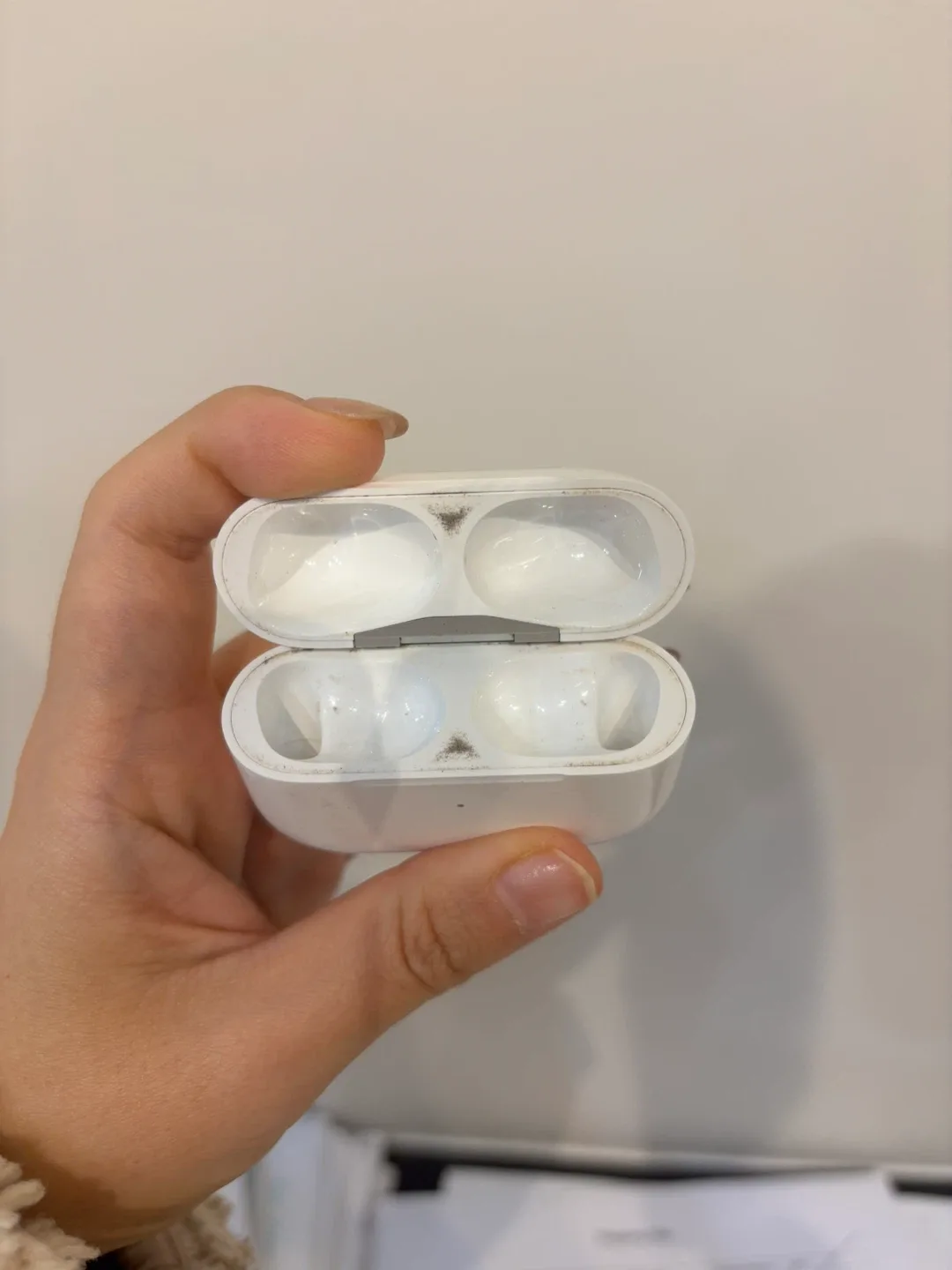 airpod pro 1st gen charging case ONLY image indicator(4)