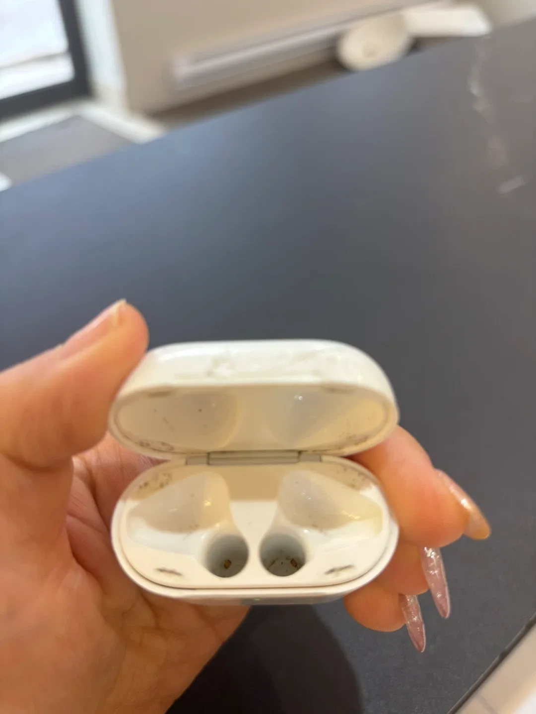 AirPods 1st or 2nd gen charging case ONLY image indicator(3)