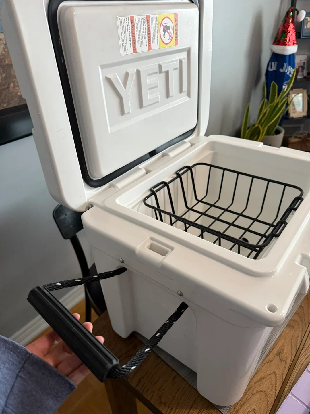 Yeti White Cooler with Basket image indicator(3)