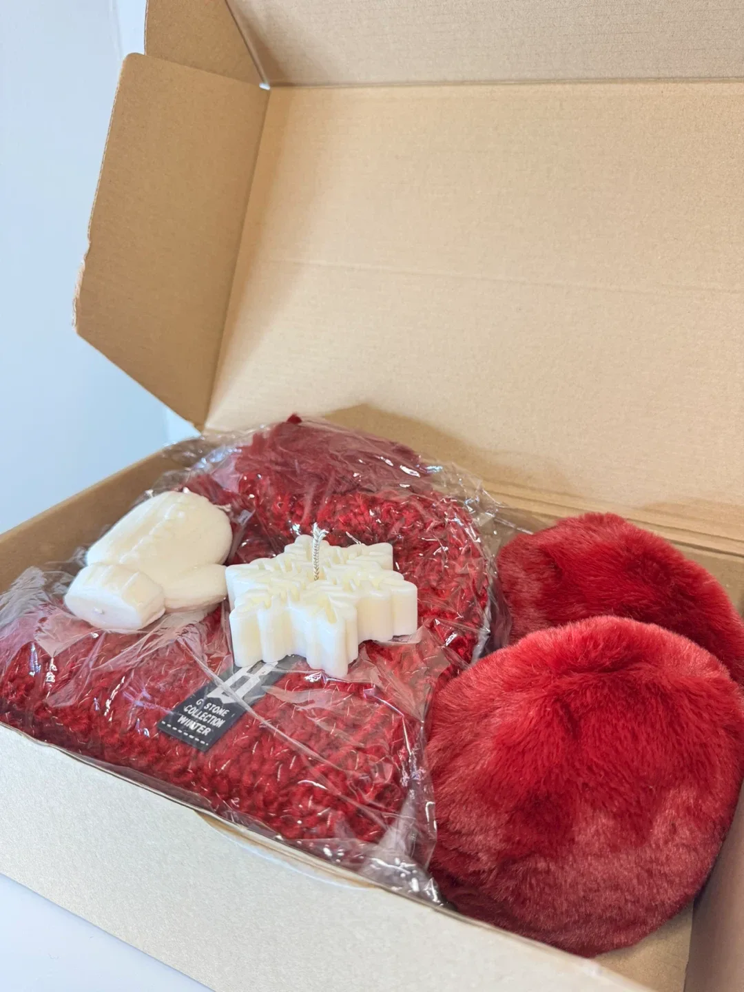 Cozy Winter Gift Box | Women’s Christmas Gift Set image indicator(4)