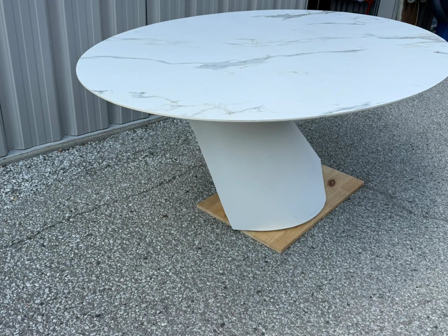 NUEVO White Ceramic Oval Dining Table  6 person. image indicator(2)