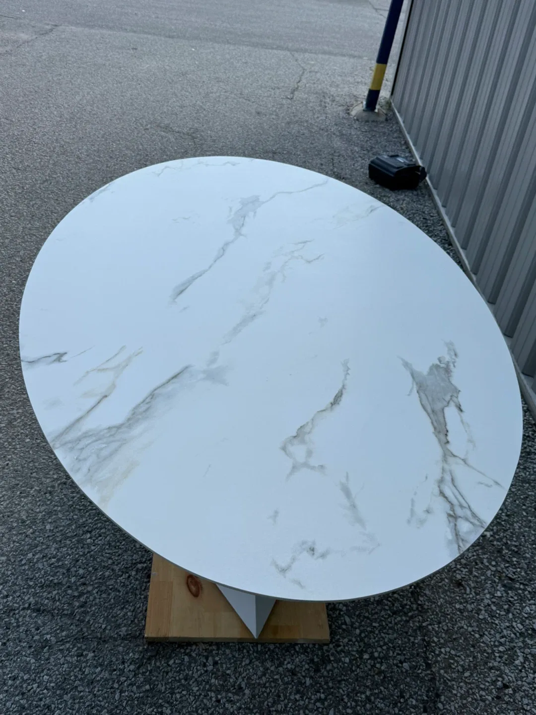 NUEVO White Ceramic Oval Dining Table  6 person. image indicator(6)