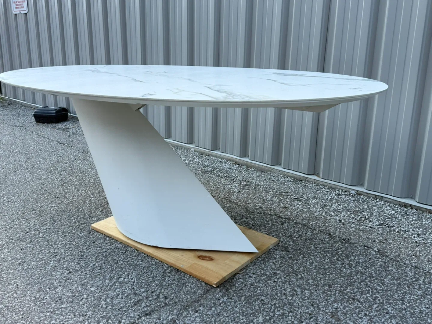 NUEVO White Ceramic Oval Dining Table  6 person. image indicator(3)