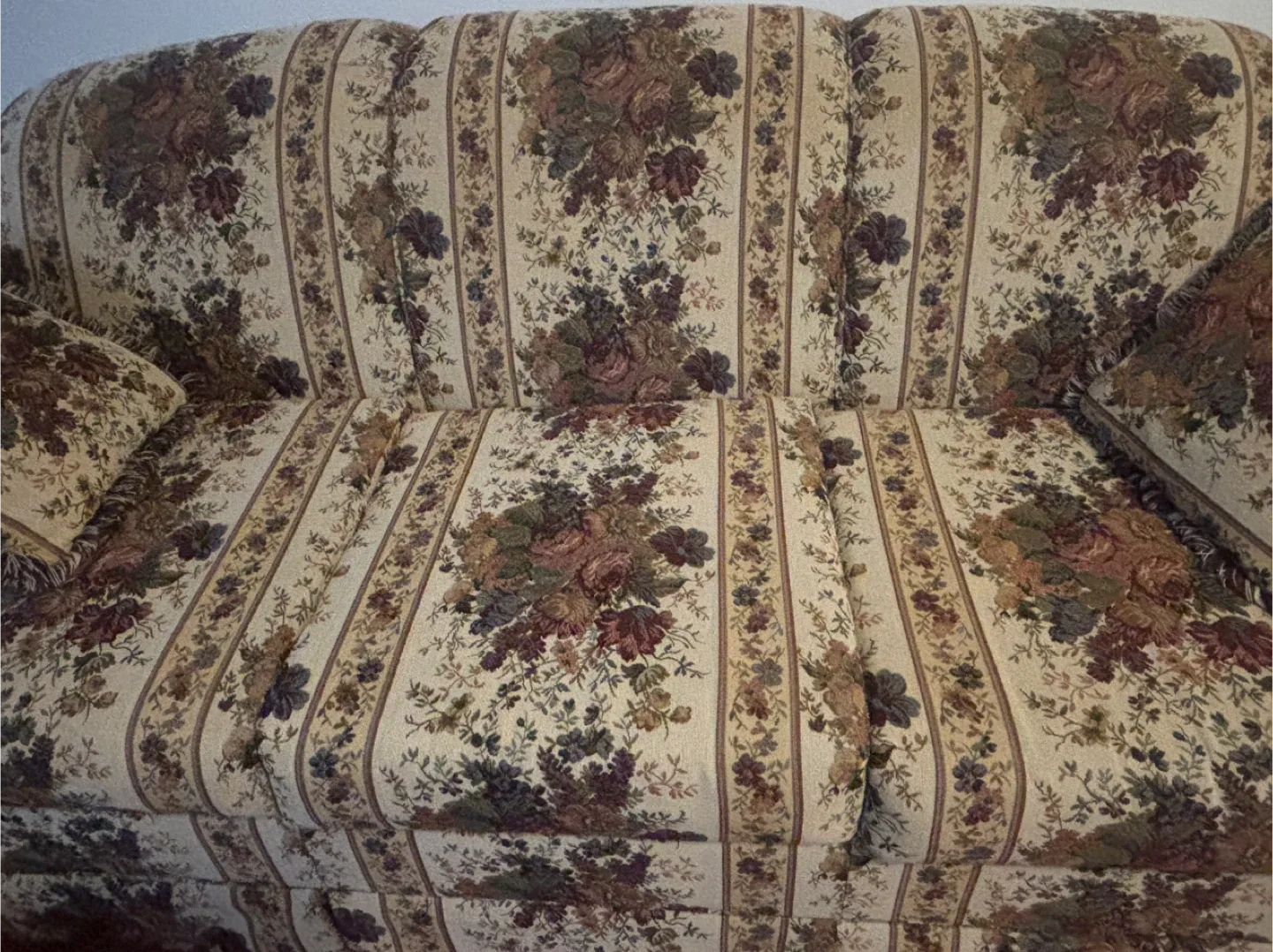 Floral Patterned Sofa with Pillows image indicator(5)