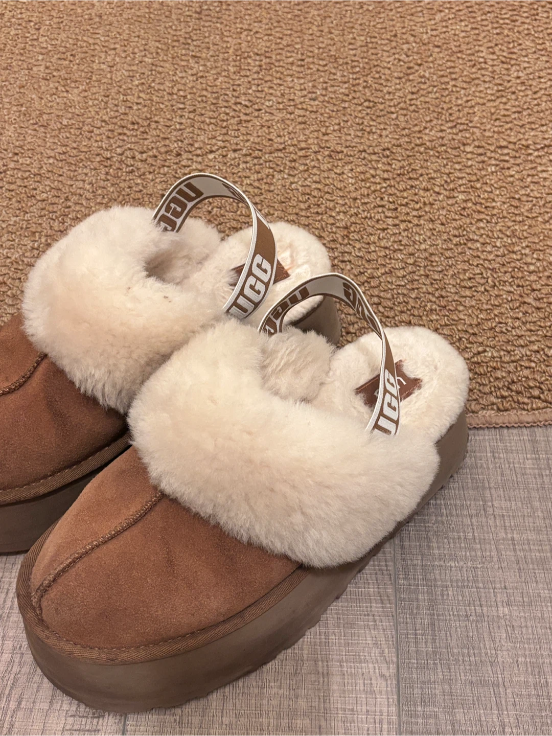 UGG Women's Tazz Platform Slipper - size us8