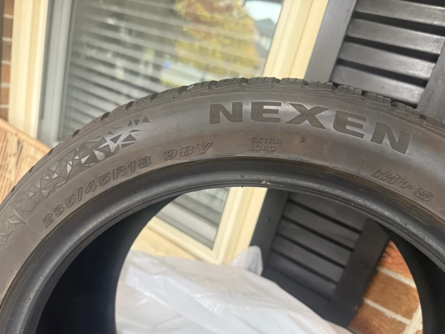 Nexen 235/45R18 98V Winter Tires image indicator(2)