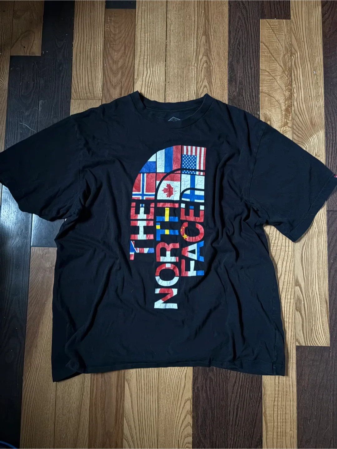 The North Face flag tee TNF XL acg mec salomon image indicator(2)
