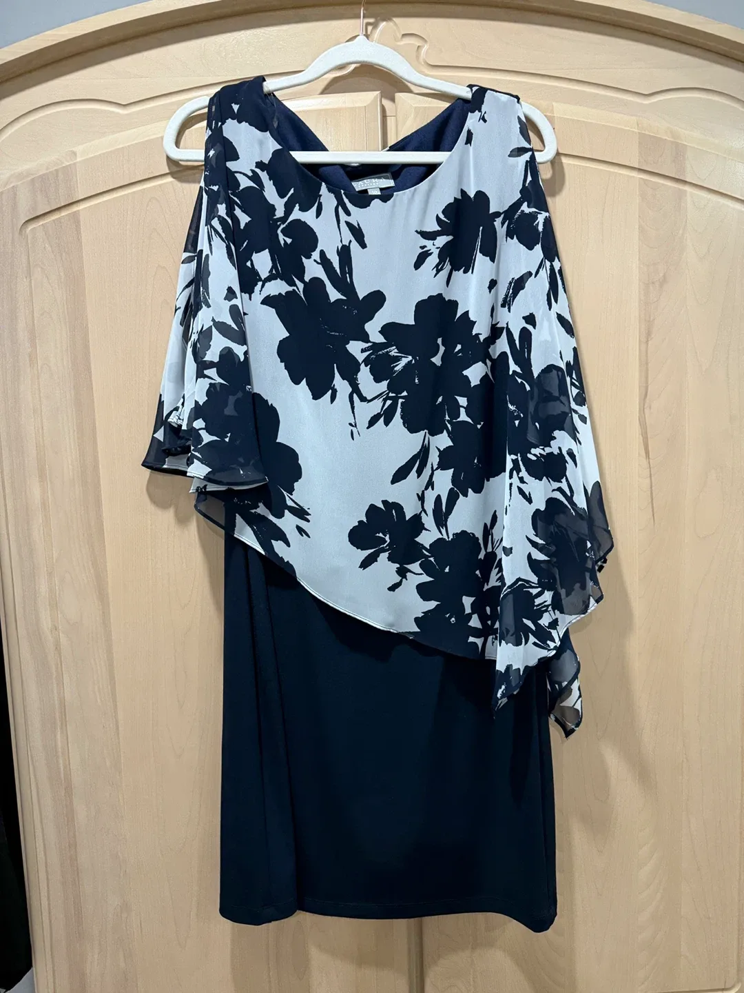 Laura Navy & Floral, Size Medium thumbnail