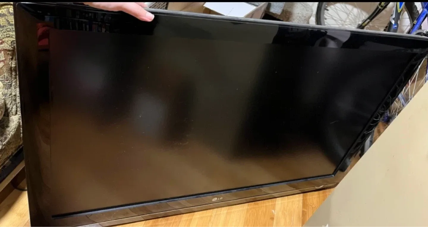 LG Black Flat Screen TV 🥕