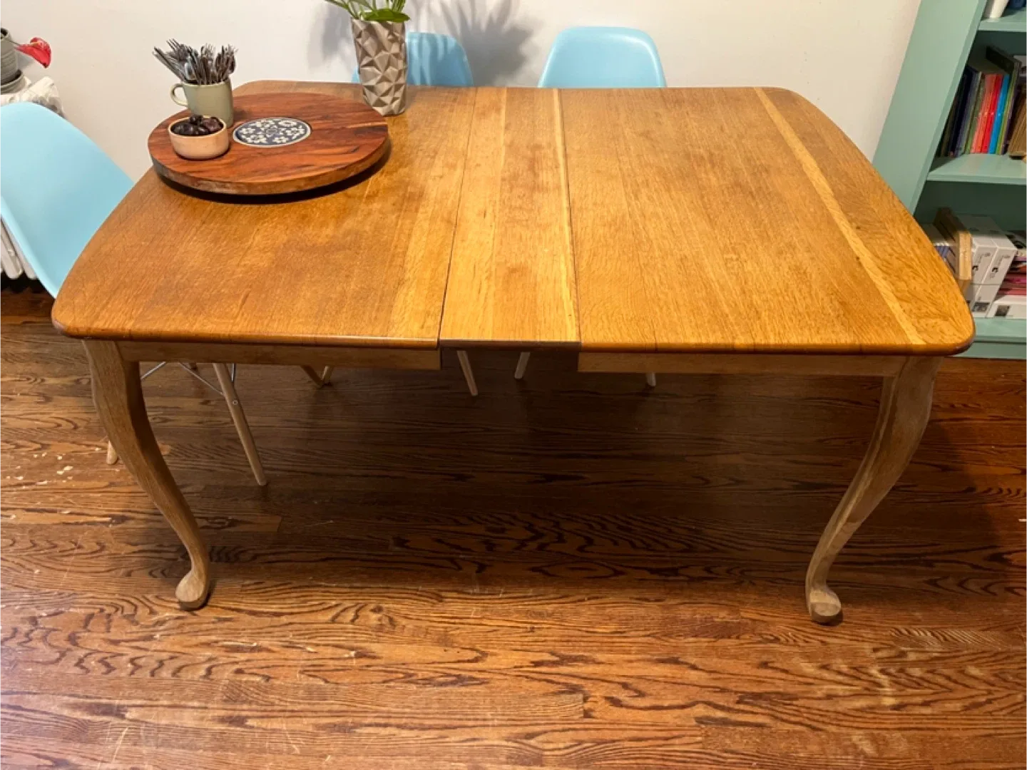 Wooden Dining Table image indicator(3)