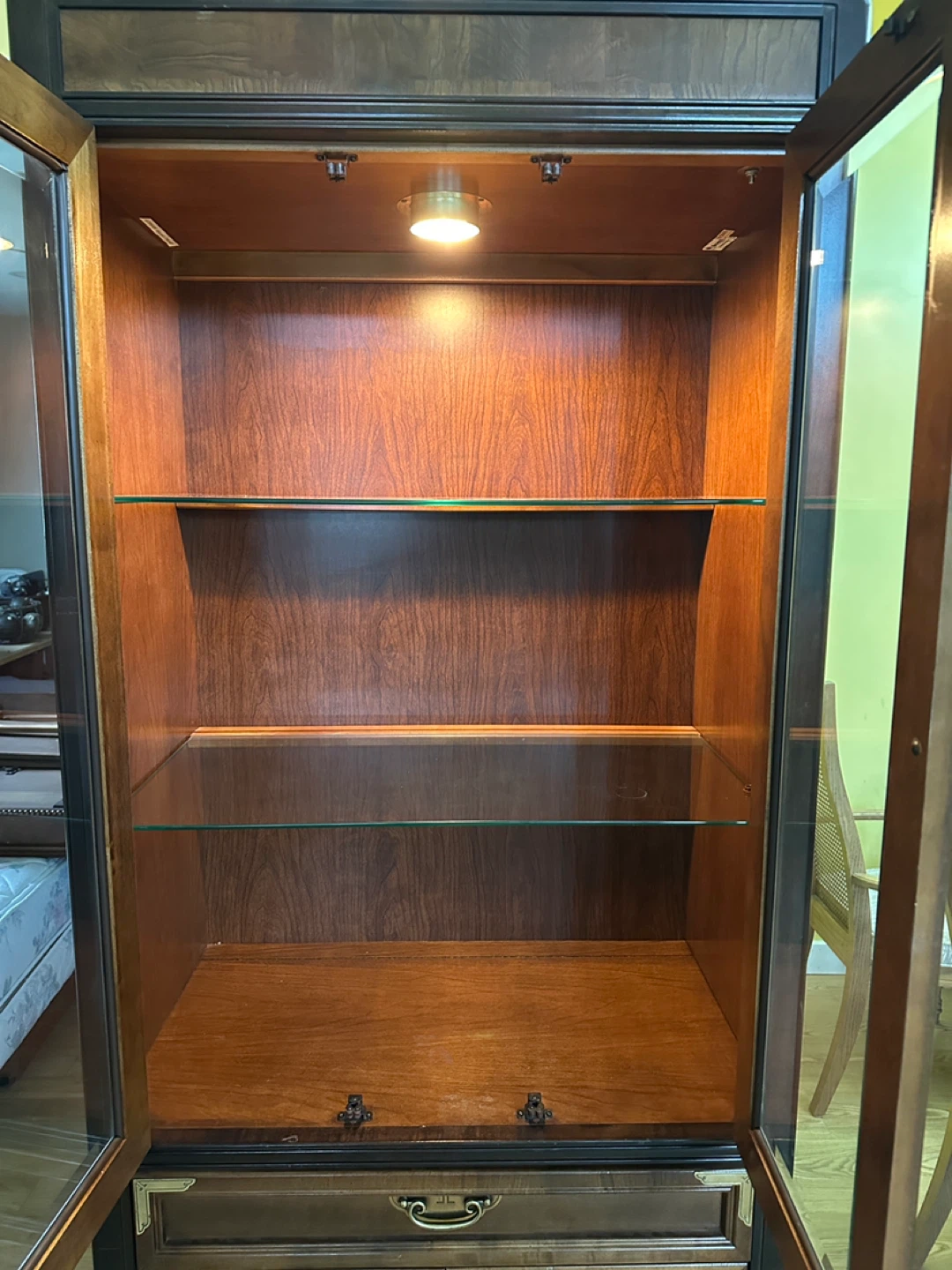 Luxury BROYHILL Solid Wood Illuminated Cabinet (CAN DELIVER) - photo 5