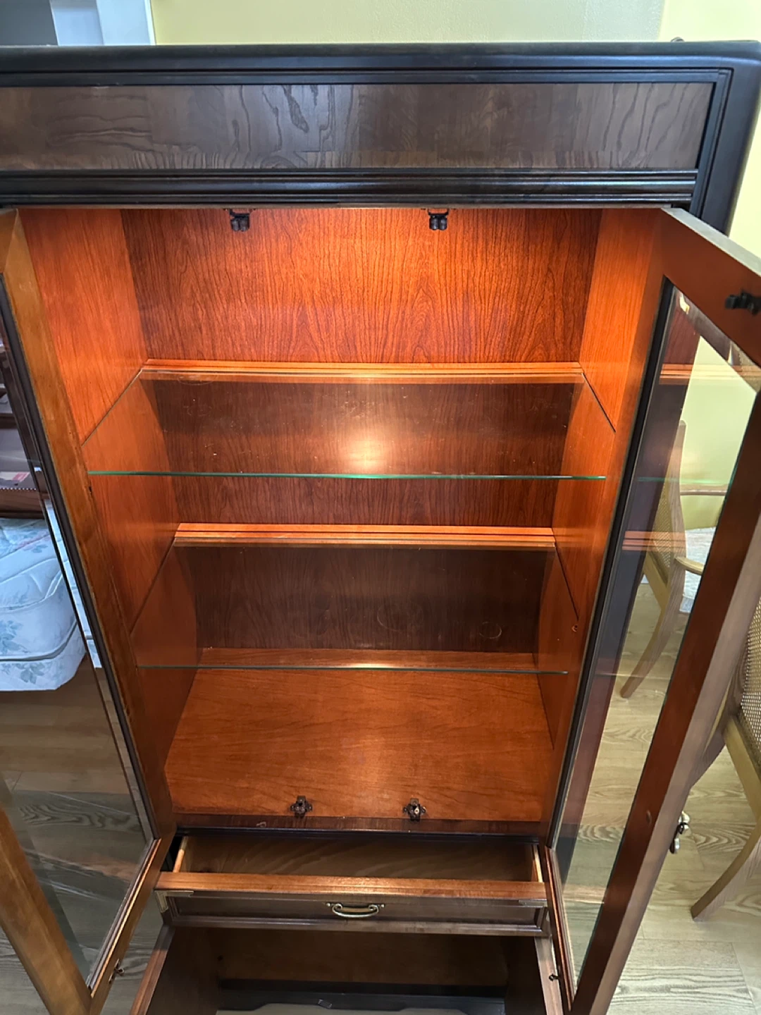 Luxury BROYHILL Solid Wood Illuminated Cabinet (CAN DELIVER) - photo 4