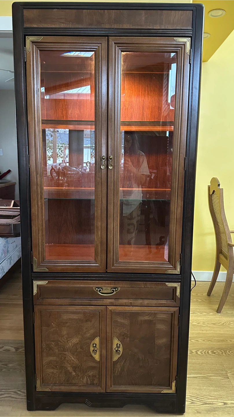 Luxury BROYHILL Solid Wood Illuminated Cabinet (CAN DELIVER)