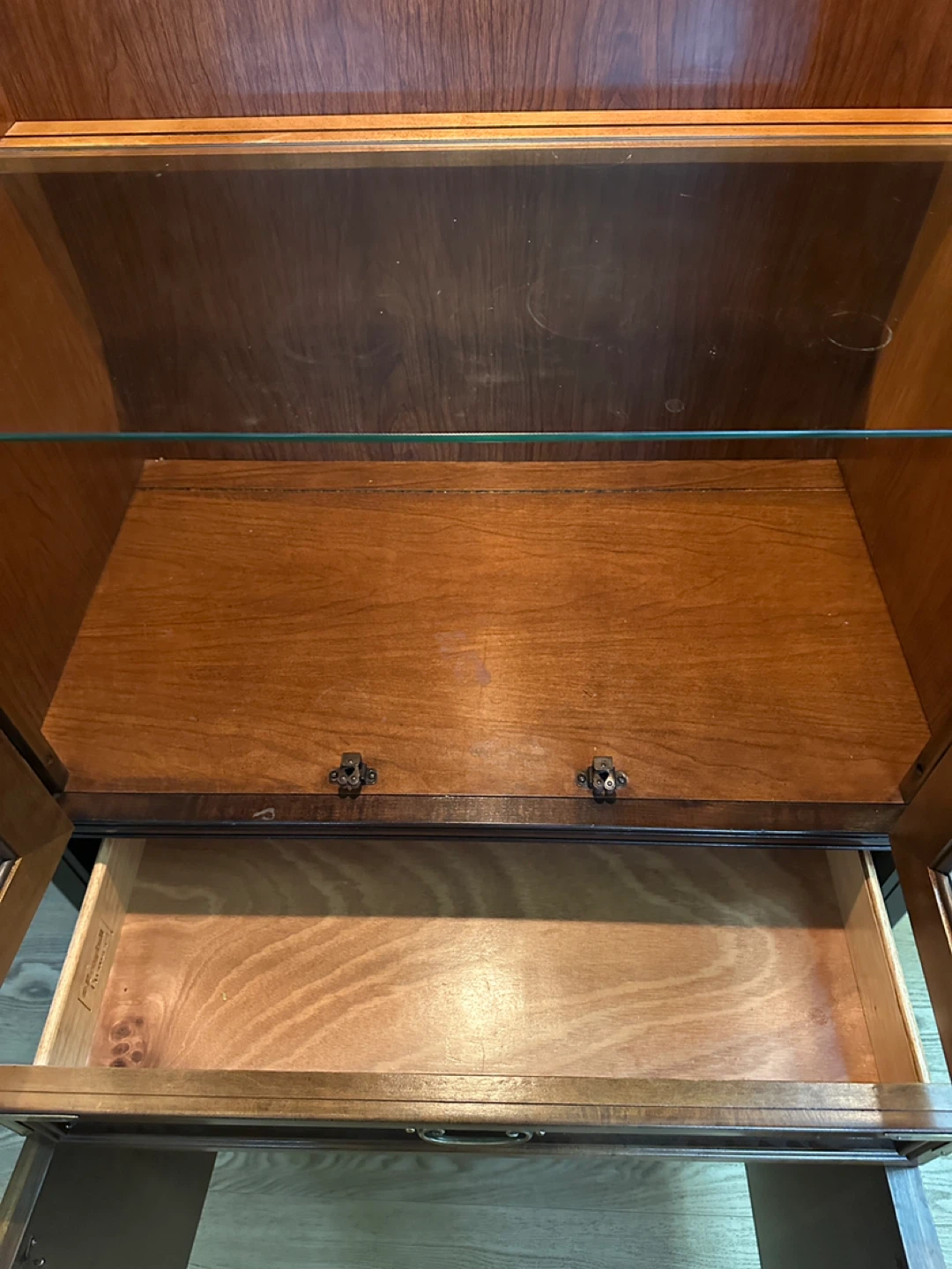 Luxury BROYHILL Solid Wood Illuminated Cabinet (CAN DELIVER) - photo 3