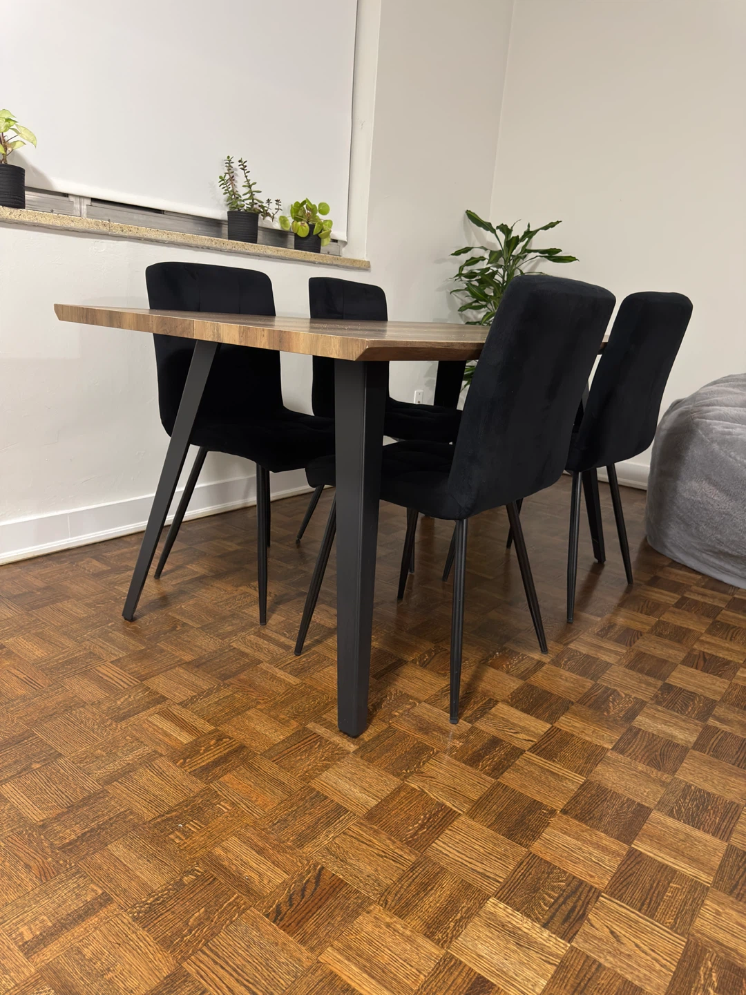 Dining Table with 4 Black Velvet Chairs