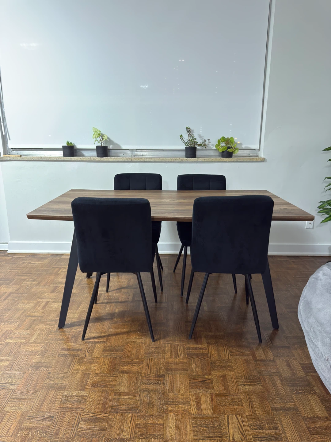 Dining Table with 4 Black Velvet Chairs - photo 2